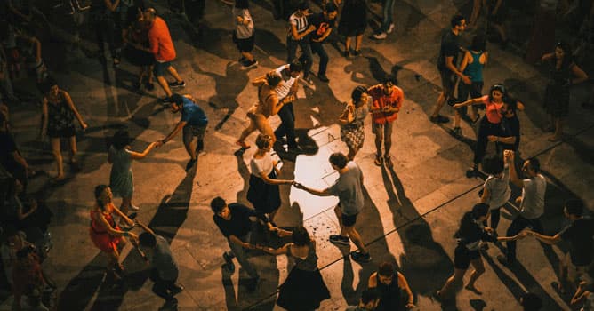 Musik du fester og danser til